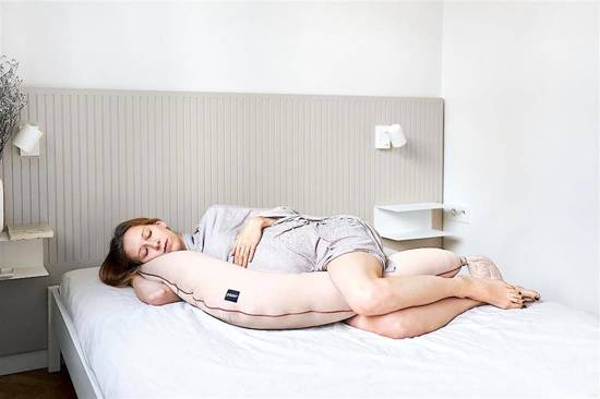 Poduszka ciążowa uniwersalna NEST by Poofi kolor: nugat